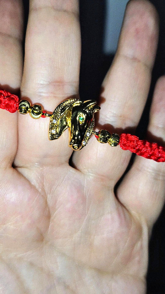 Pulsera Diseño 07 – Roja con Dije de Caballo en Oro Laminado 18K
