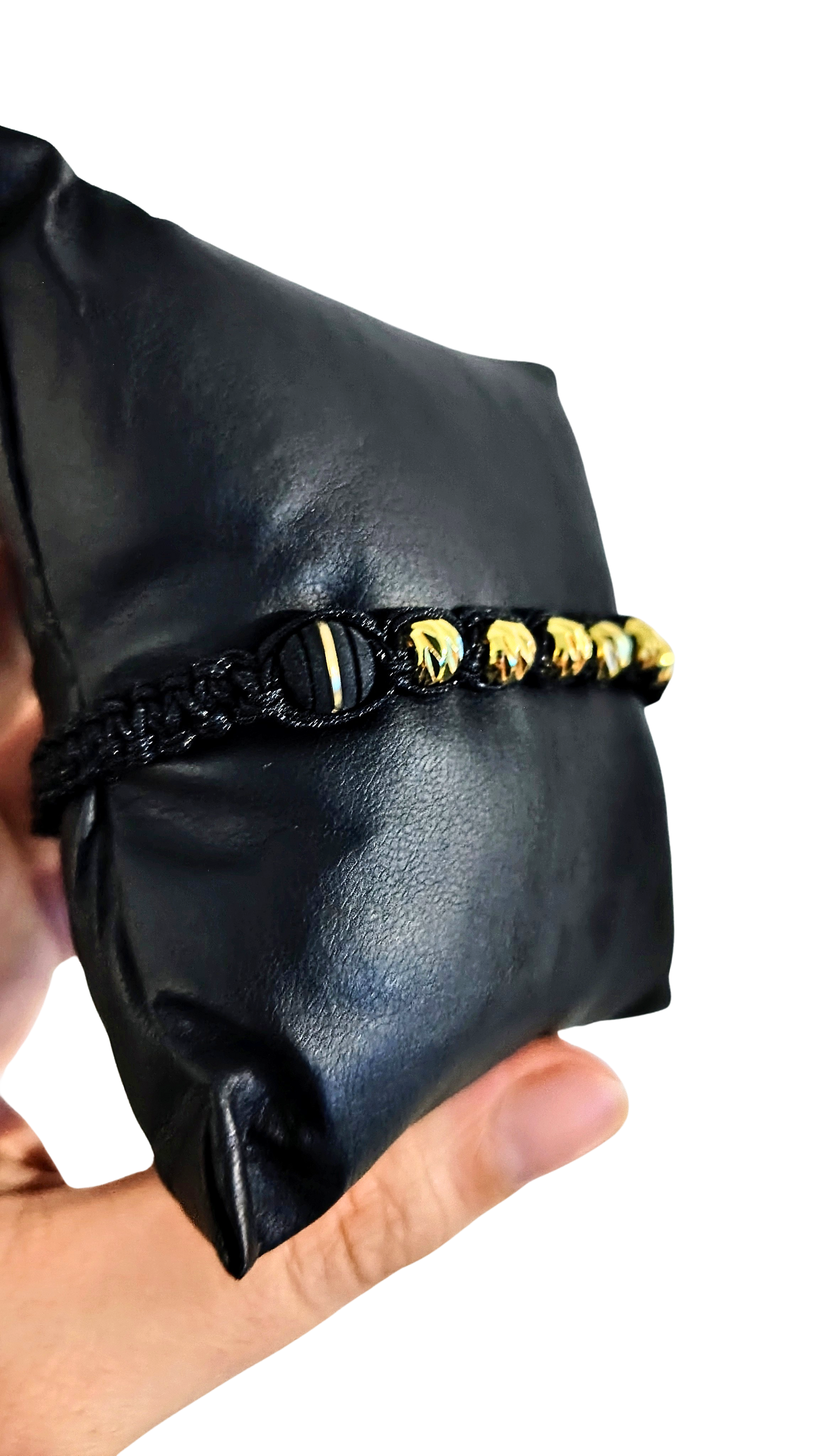 Pulsera Negra con Neopreno y Balines Dorados 18K