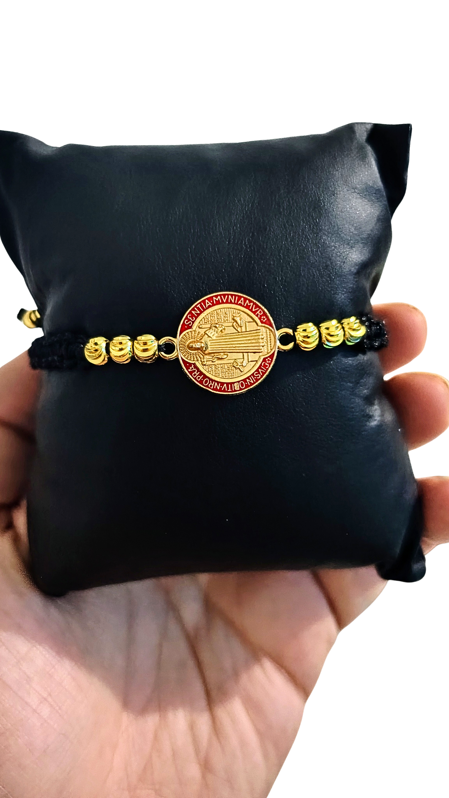 Pulsera San Benito con Dije Multicolor en Titanio – Hilo Rojo Ajustable