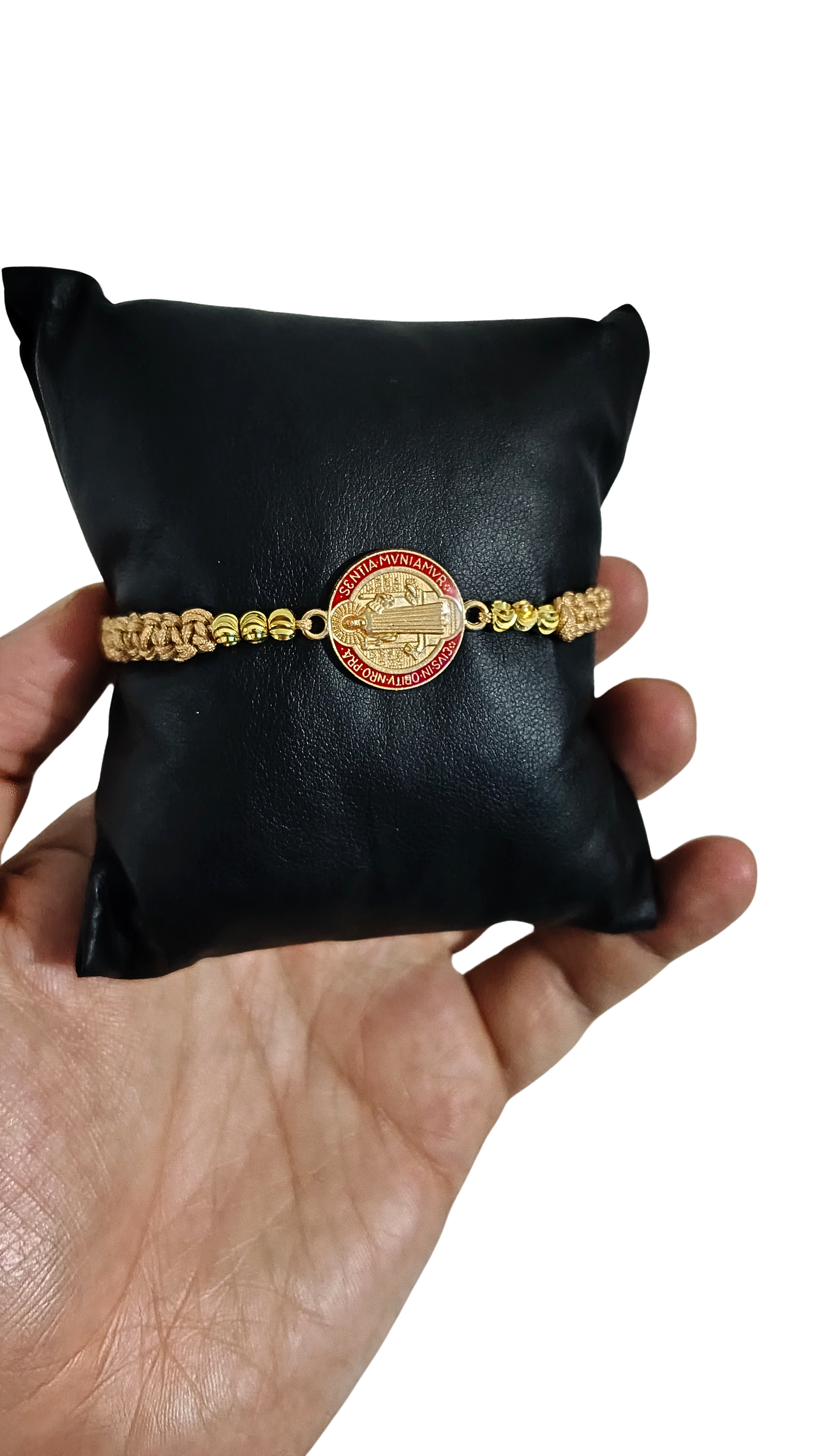 Pulsera San Benito con Dije Multicolor en Titanio – Hilo Rojo Ajustable