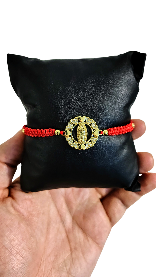Pulsera Diseño 01 – Oro Laminado 18K con Hilo Rojo y Medalla Virgen