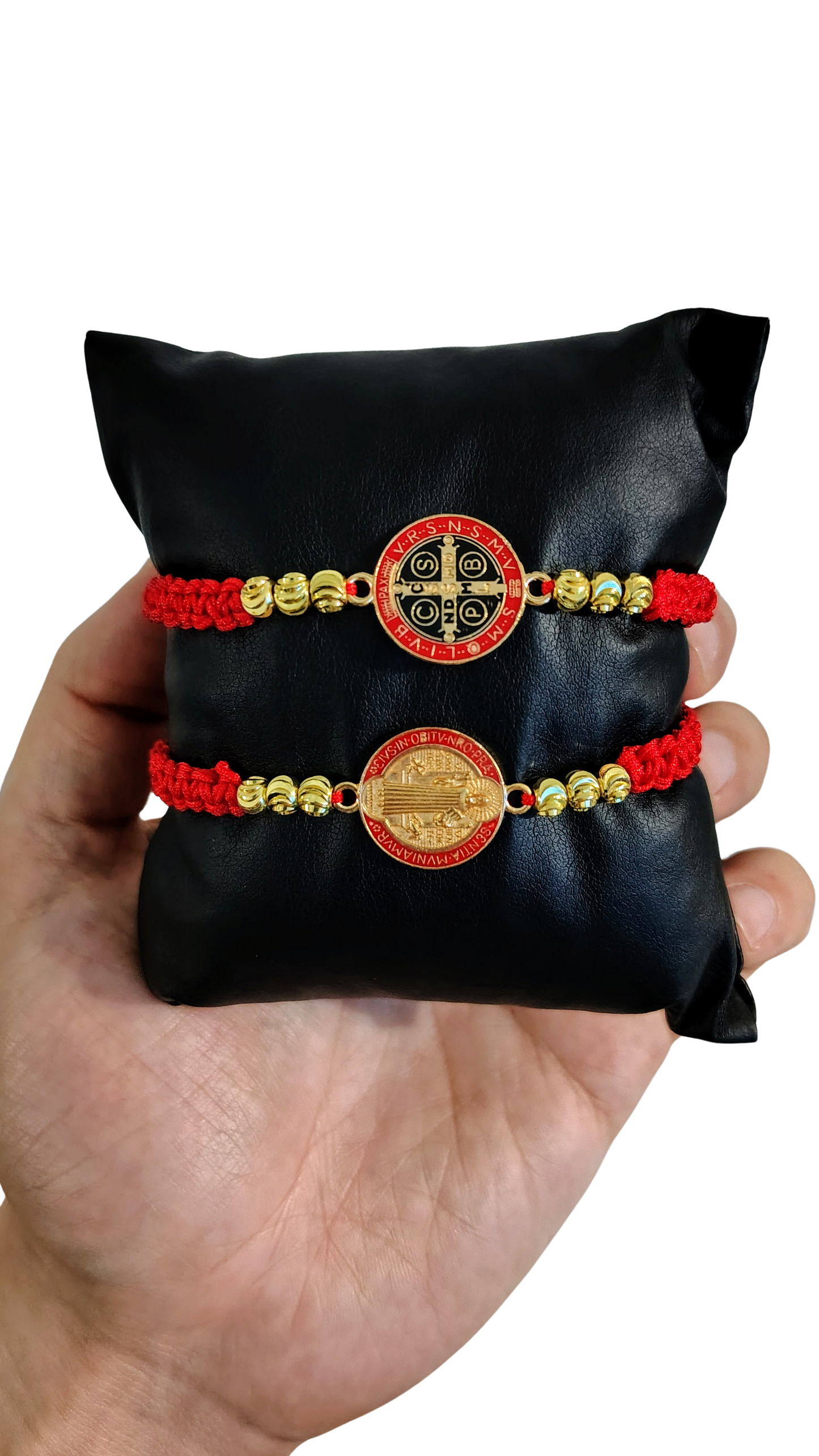 Pulsera San Benito con Dije Multicolor en Titanio – Hilo Rojo Ajustable
