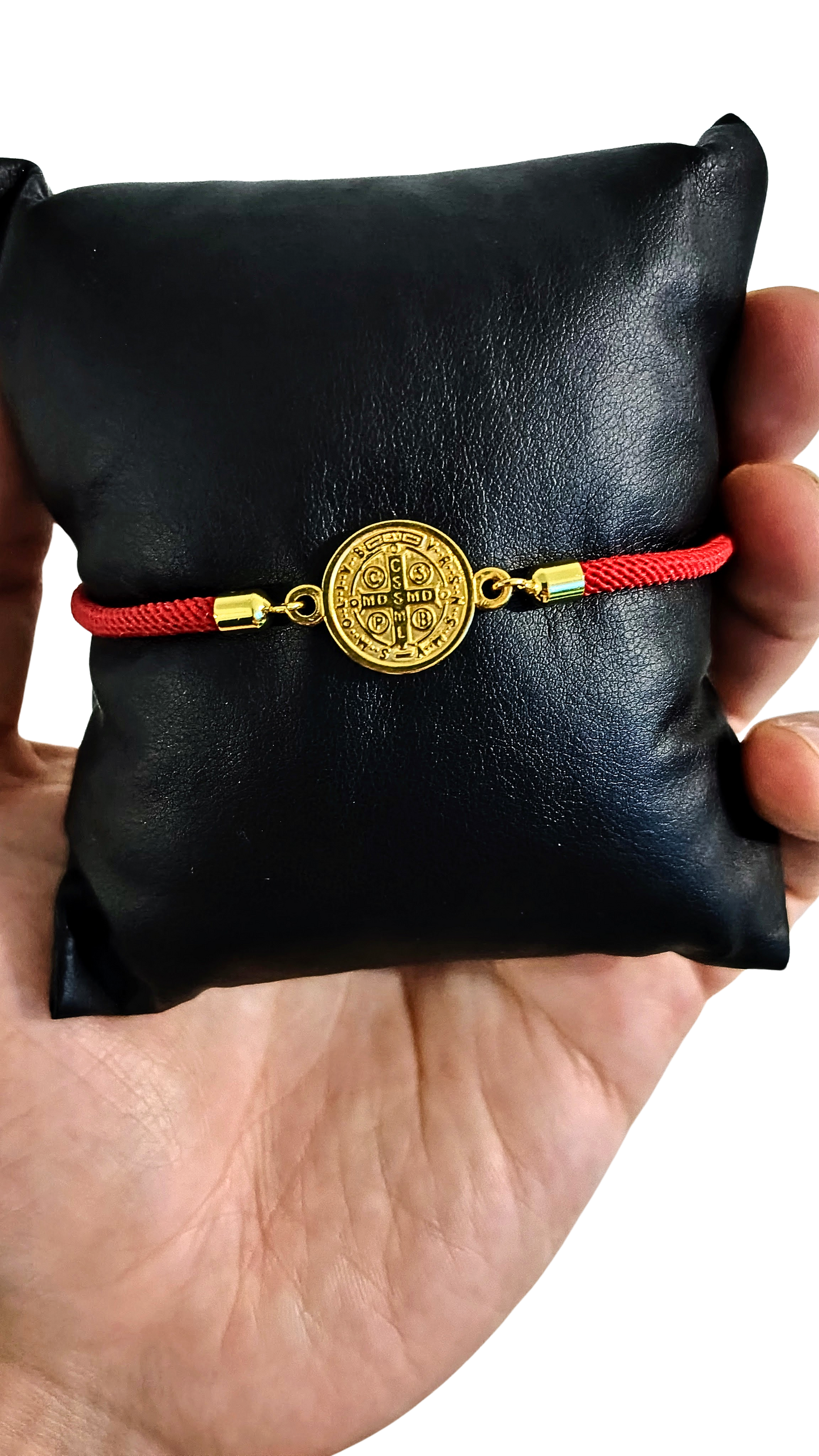 Pulsera San Benito Roja con Dije en Oro Laminado 18K