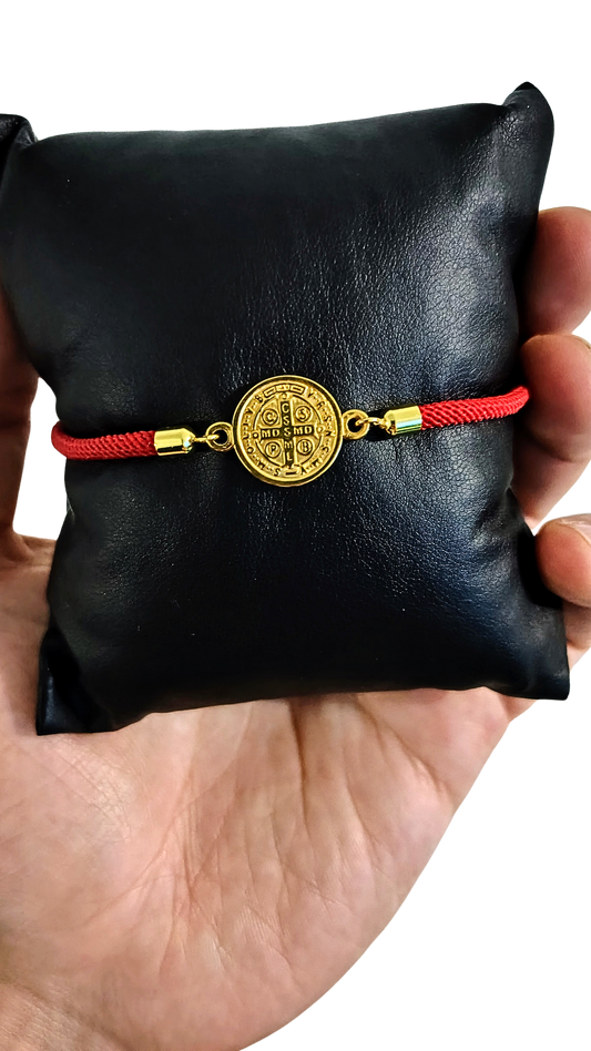 Pulsera San Benito Roja con Dije en Oro Laminado 18K