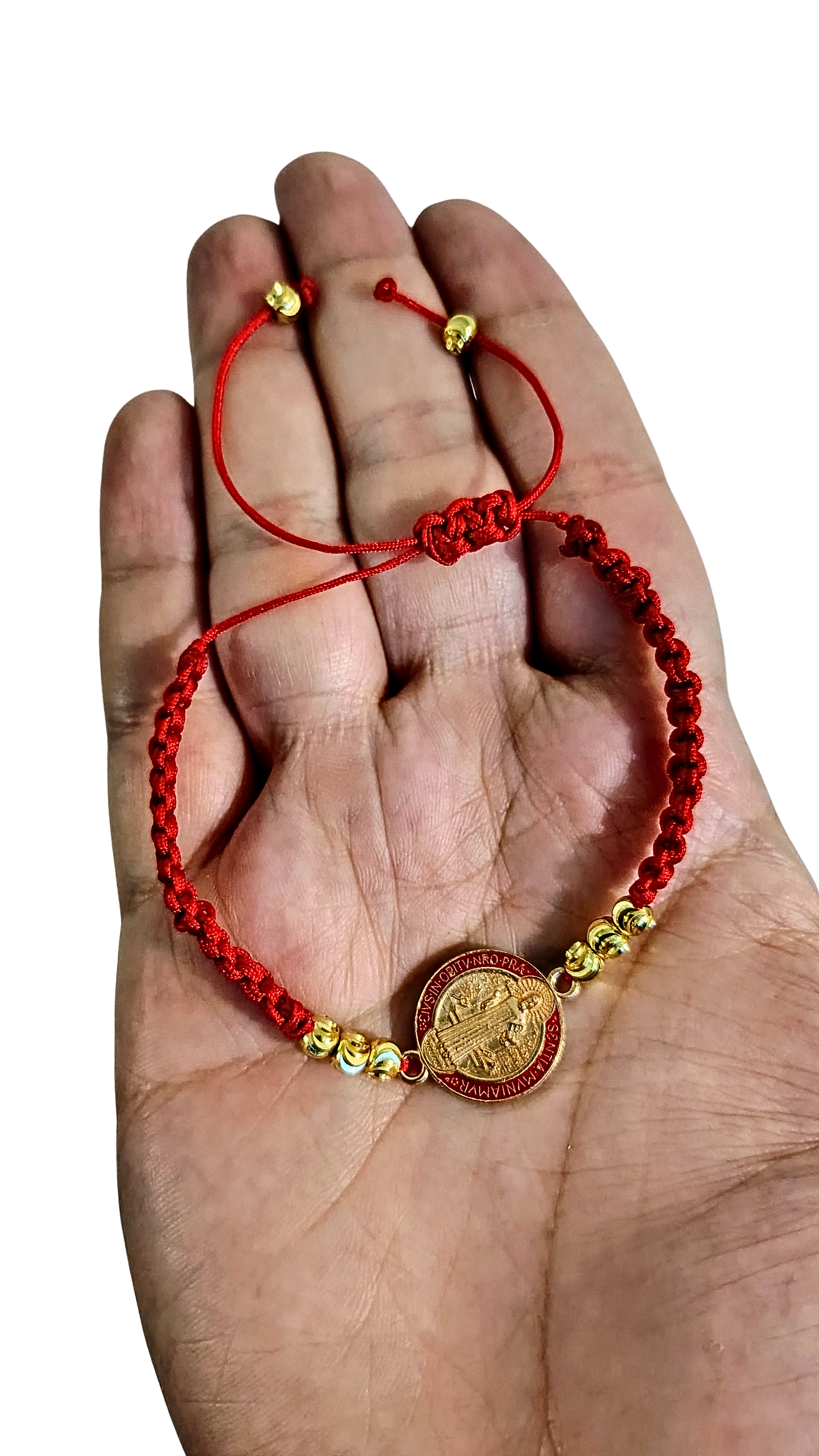 Pulsera San Benito con Dije Multicolor en Titanio – Hilo Rojo Ajustable