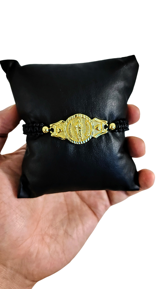Pulsera San Benito Negra con Dije Grande en Oro Laminado 18K